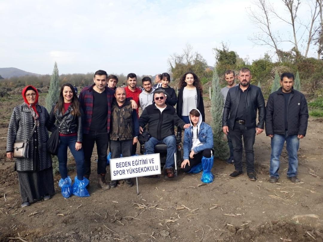 BE&Uuml; &ouml;ğrencileri ve engelliler fidanlarını toprakla buluşturdu