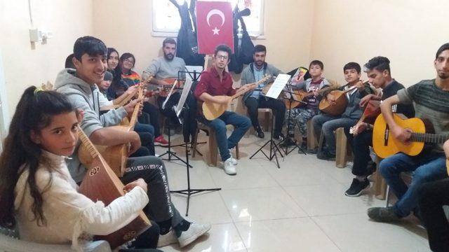 Dicle’de öğrencilere ücretsiz gitar ve bağlama kursu