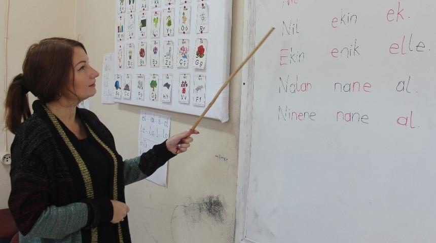 Ukraynalı genç kadın 3 haftada Türkçe okuma yazmayı öğrendi