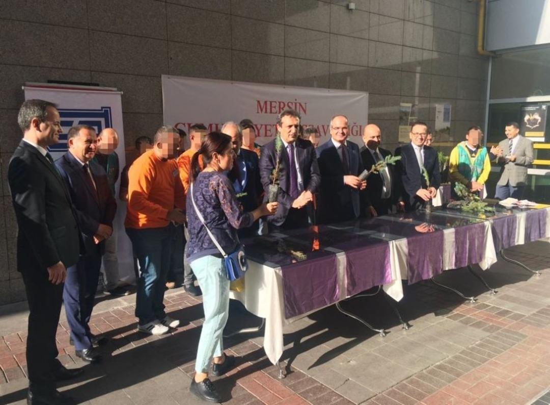 Mersin Adalet Sarayında h&uuml;k&uuml;ml&uuml;lerle birlikte fidan dağıtıldı