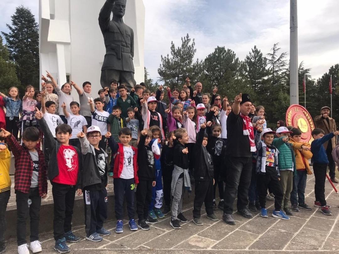 Uşaklı &ouml;ğrenciler Dumlupınar Şehitliği&rsquo;nde