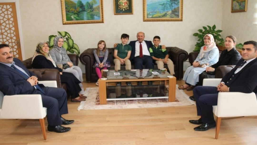 M&uuml;d&uuml;r Başyiğit, &lsquo;Yaralı Keklik&rsquo; filminde rol alan &ouml;ğrencileri kabul etti