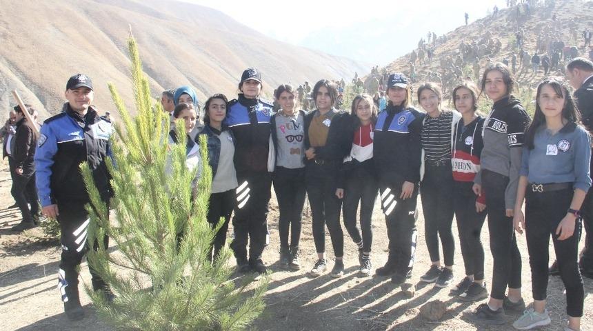 Hakkari polisi halkla iç içe