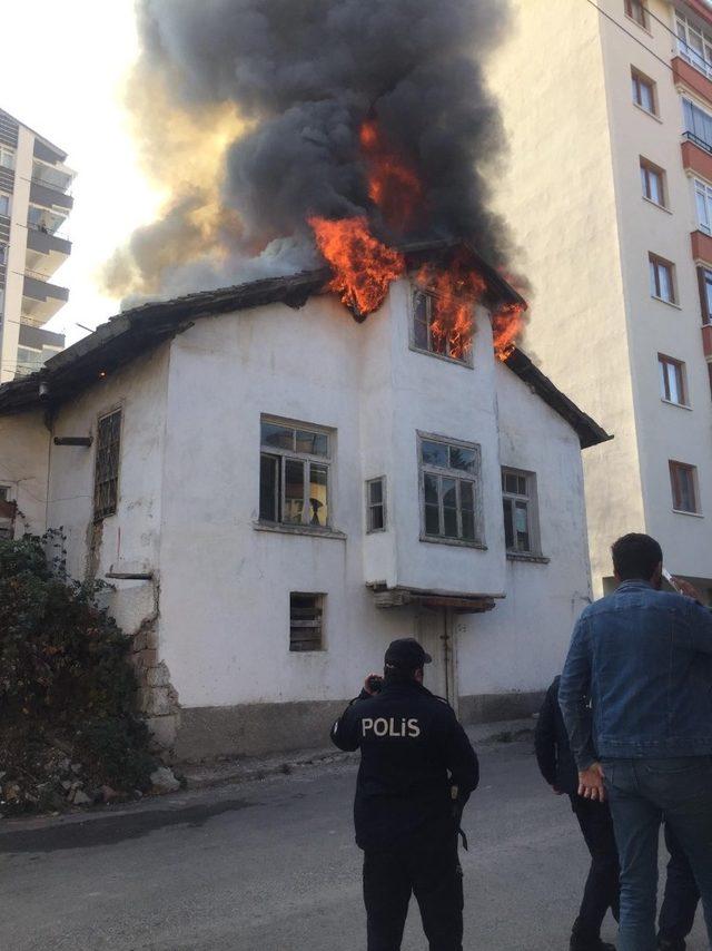 Tarihi Ankara evi, alevlere teslim oldu