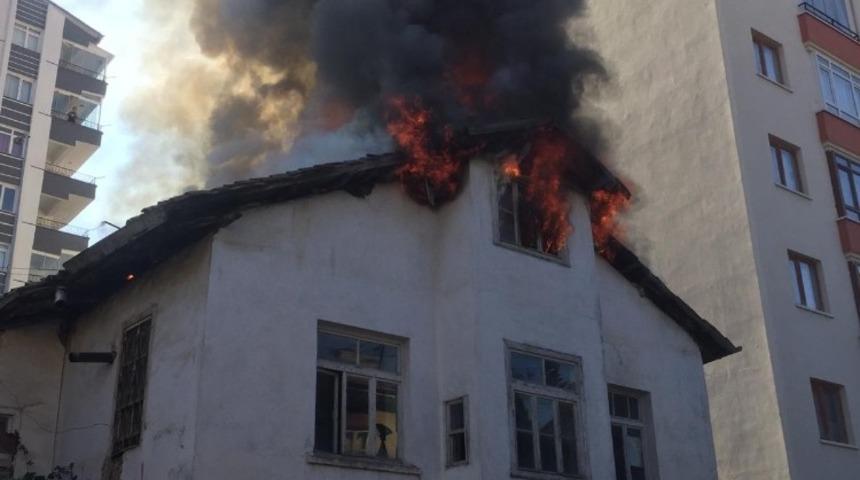 Tarihi Ankara evi, alevlere teslim oldu