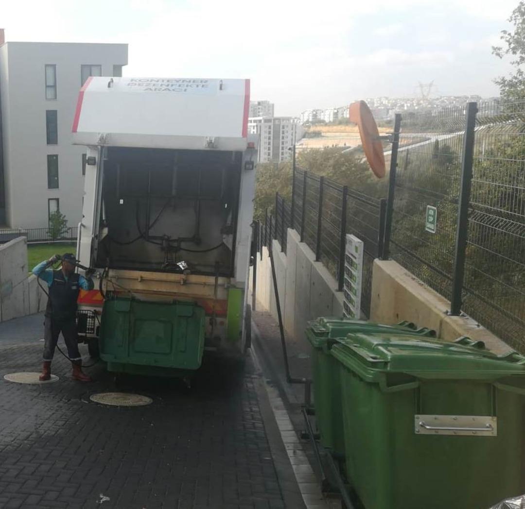 İzmit&rsquo;te &ccedil;&ouml;p konteynırları temizleniyor