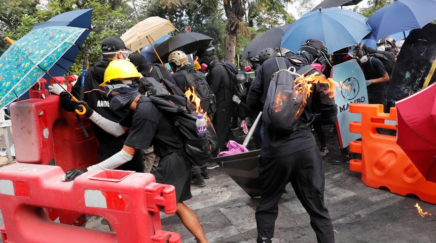 Hong Kong'da üniversite kampüslerinde polisle çatışma