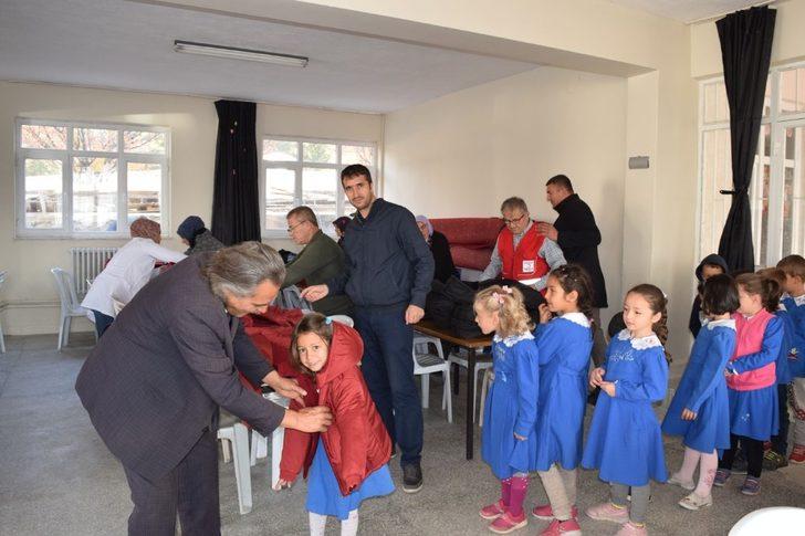 Pazarlar’da 130 öğrenciye mont yardımı G4