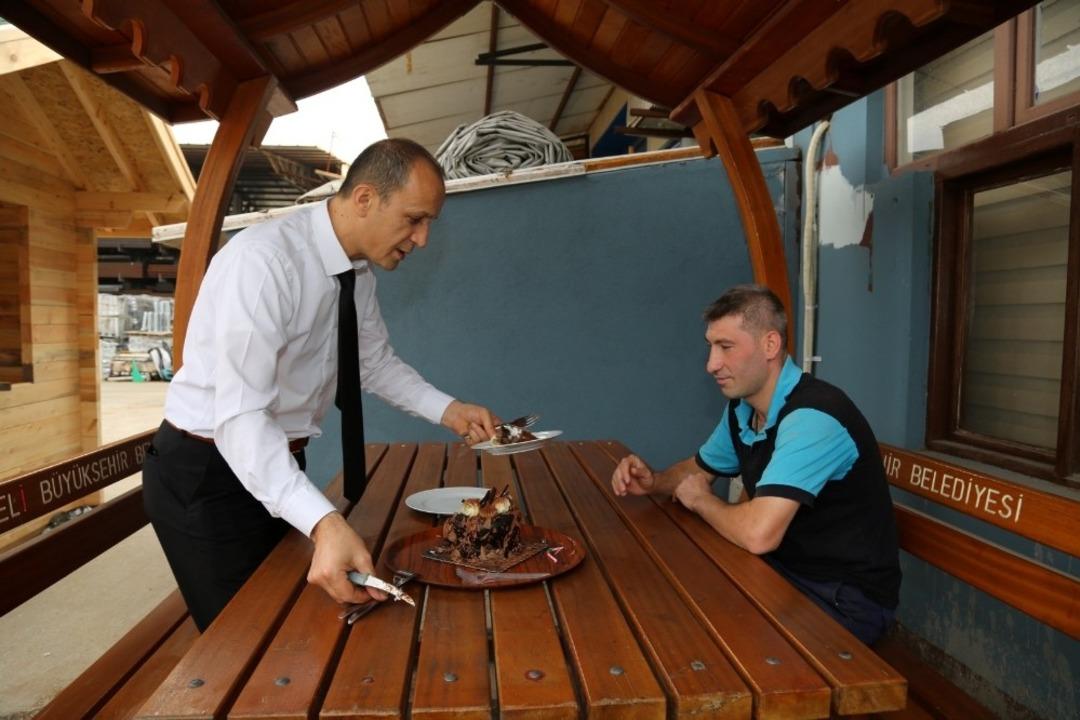 Başkan B&uuml;y&uuml;kakın&rsquo;dan engelli personele doğum g&uuml;n&uuml; s&uuml;rprizi