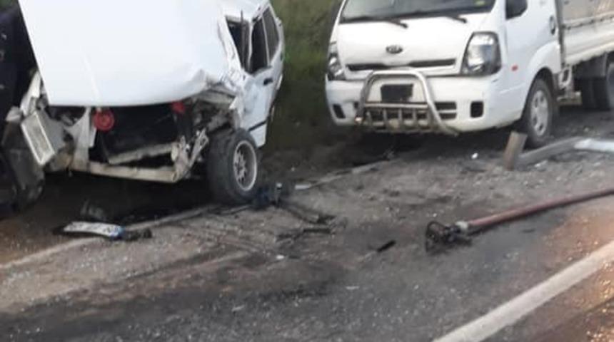 Kaza yapan s&uuml;r&uuml;c&uuml; otomobilde sıkıştı