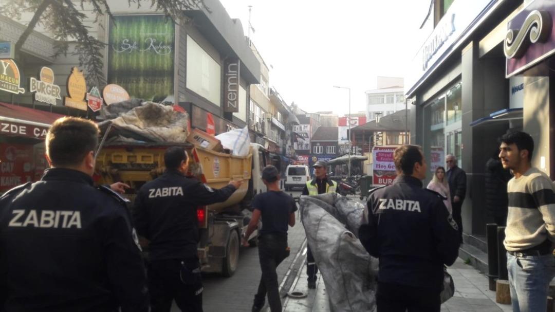 Zabıta ekiplerine sopa ve kesici aletle engel olmaya kalktılar