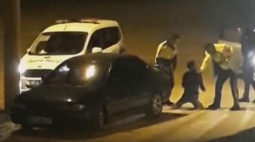 Ehliyetsiz alkollü genç, polisin dur ihtarına uymadı, dayak yedi