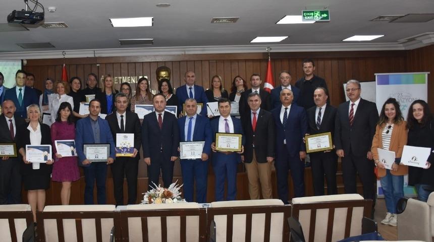 Kalite etiketi almaya hak kazanan &ouml;ğretmenler &ouml;d&uuml;llendirildi