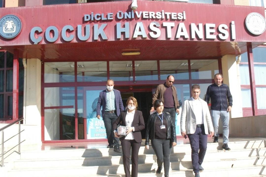Diyarbakır B&uuml;y&uuml;kşehir Belediyesi l&ouml;semili &ccedil;ocukları unutmadı