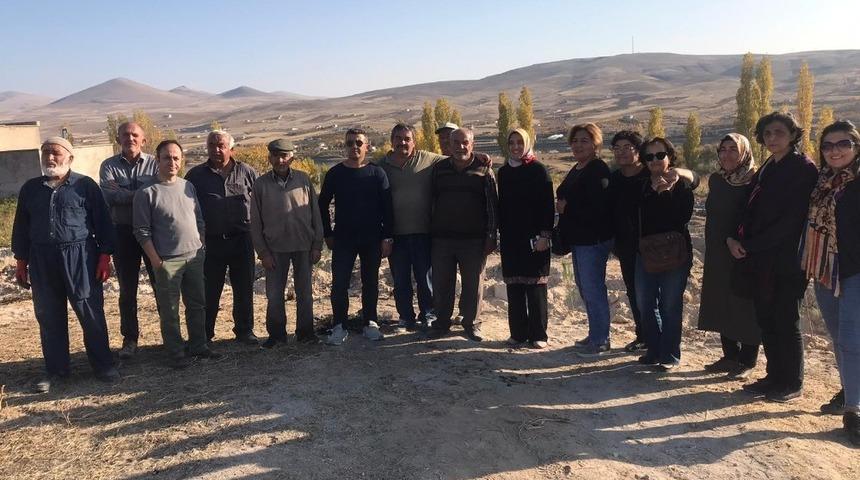 Kayseri &Ouml;ğretmen Evi 25 kişi ile 550 fidanı toprakla buluşturdu