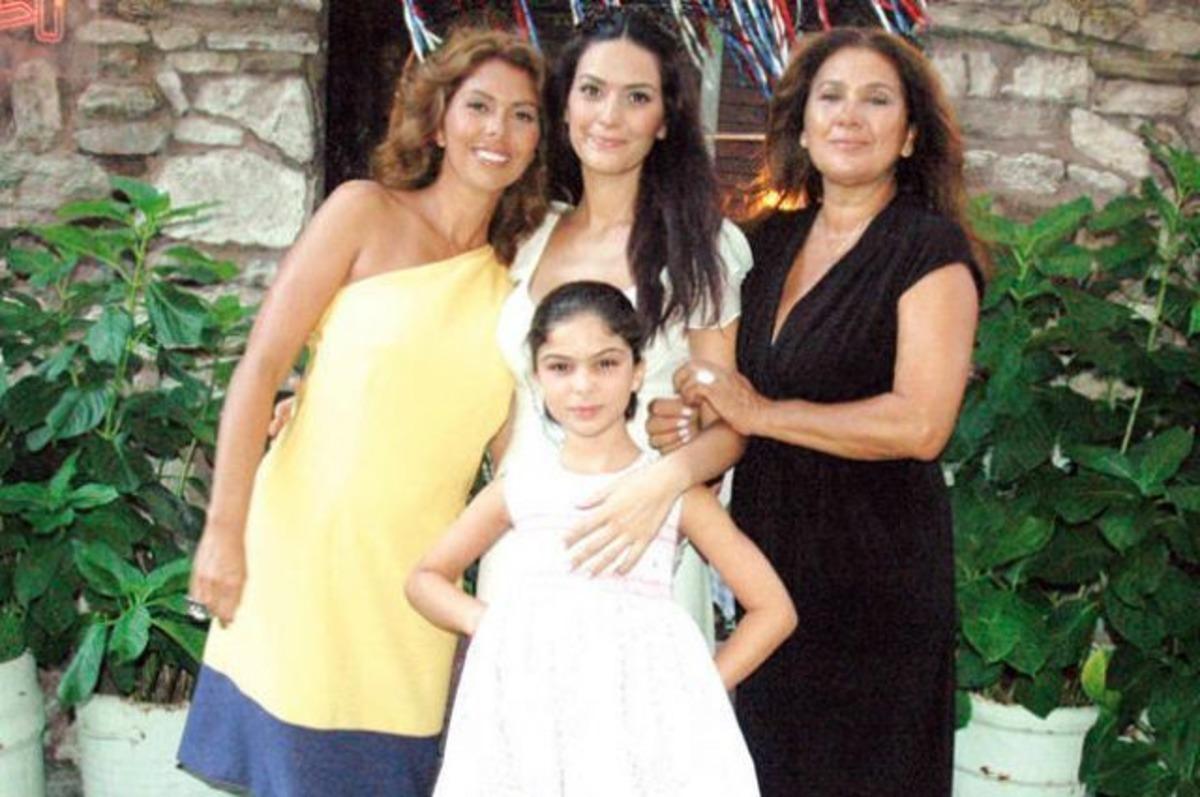 H&uuml;lya Darcan kızı Zeynep Korel'i &ouml;l&uuml;mle mi tehdit etti! Avukatından bomba a&ccedil;ıklamalar