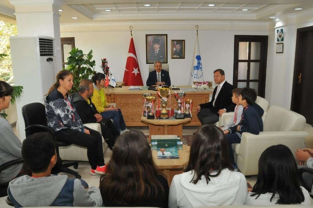 Başkan Akkaya&rsquo;dan şampiyon sporcuya altın