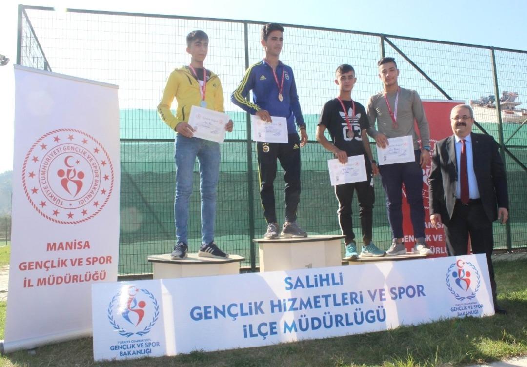 Salihli&rsquo;de &ouml;ğrenciler Atat&uuml;rk&rsquo;&uuml; anmak i&ccedil;in koştu