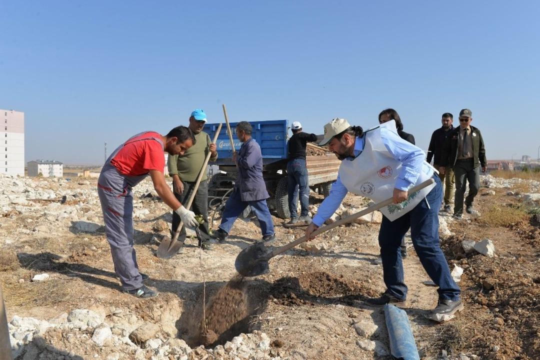 Rekt&ouml;r Akg&uuml;l, &lsquo;Geleceği nefes&rdquo; kampanyası i&ccedil;in fidan dikti