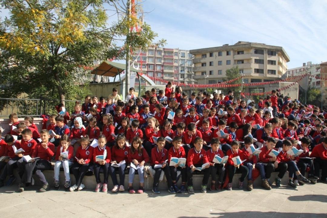 Siirt&rsquo;te bin 300 &ouml;ğrenci aynı anda kitap okudu