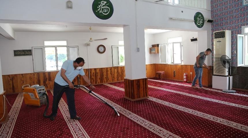 Erdemli Belediyesi&rsquo;nin camilerdeki temizlik &ccedil;alışmaları s&uuml;r&uuml;yor