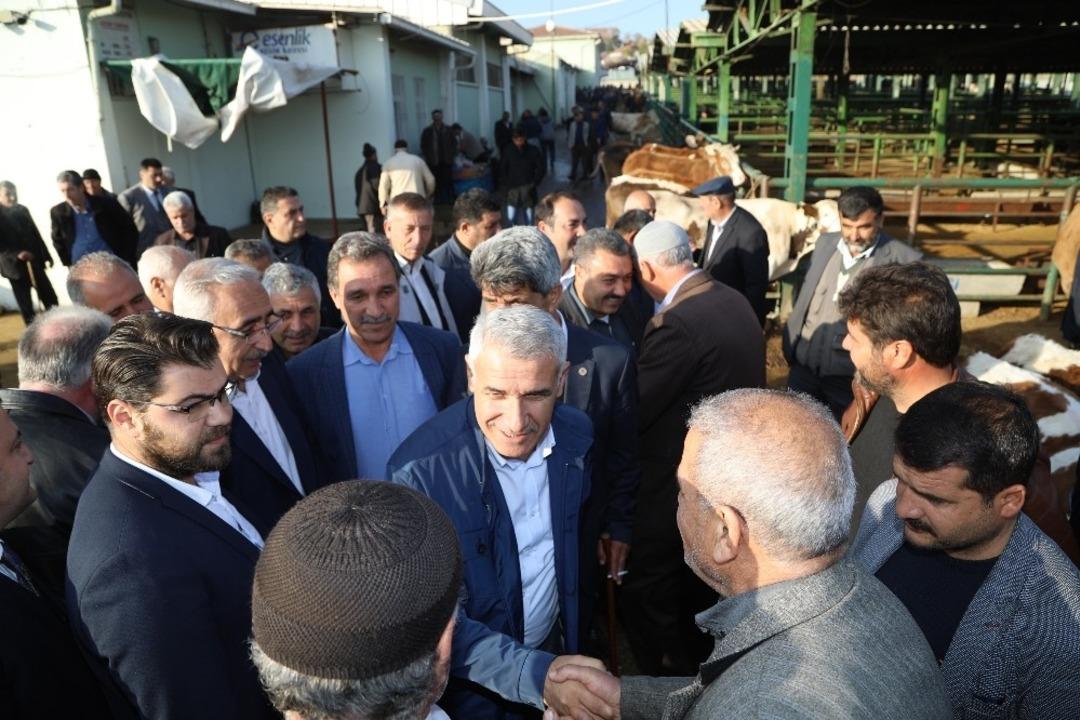 Başkan G&uuml;der Canlı Hayvan pazarında