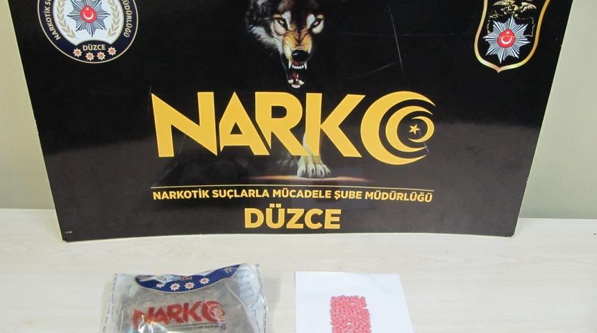 Otomobilde uyuşturucu ile yakalandı, tutuklandı
