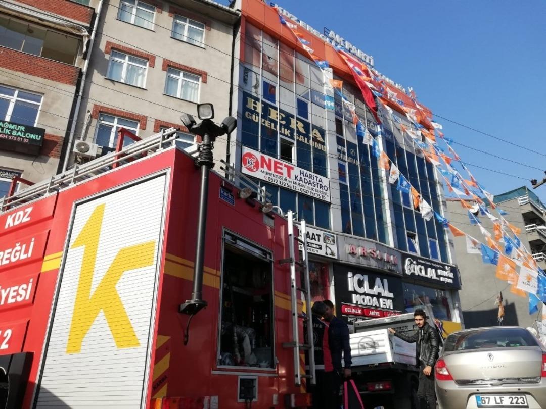 AK Parti Kdz. Ereğli İl&ccedil;e binasında yangın paniği yaşandı