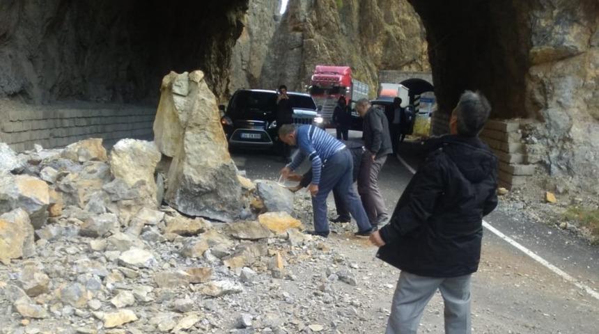 Karayoluna kaya d&uuml;şt&uuml;, ekipler kısa s&uuml;rede yolu a&ccedil;tı