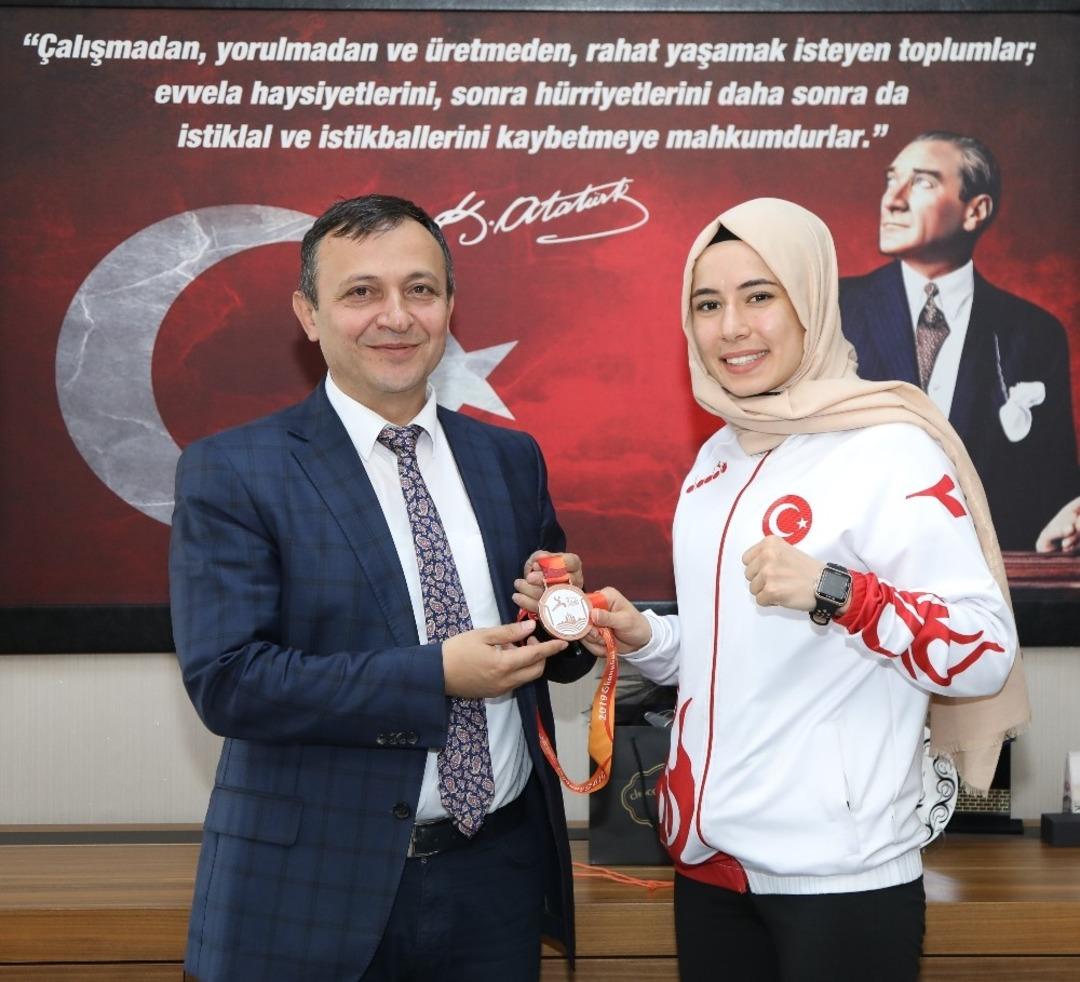 D&uuml;nya &uuml;&ccedil;&uuml;nc&uuml;s&uuml; sporcudan Rekt&ouml;r &Ccedil;alış&rsquo;a ziyaret