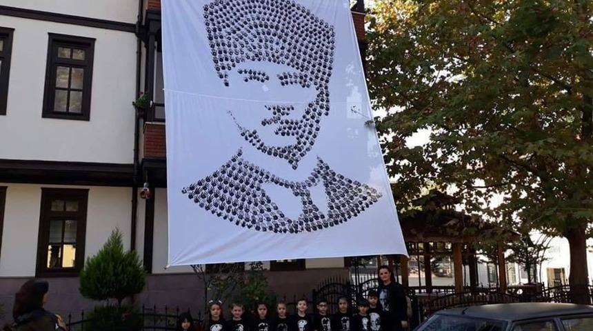 Miniklerin Atat&uuml;rk sevgisi el izleriyle, portreye d&ouml;n&uuml;şt&uuml;