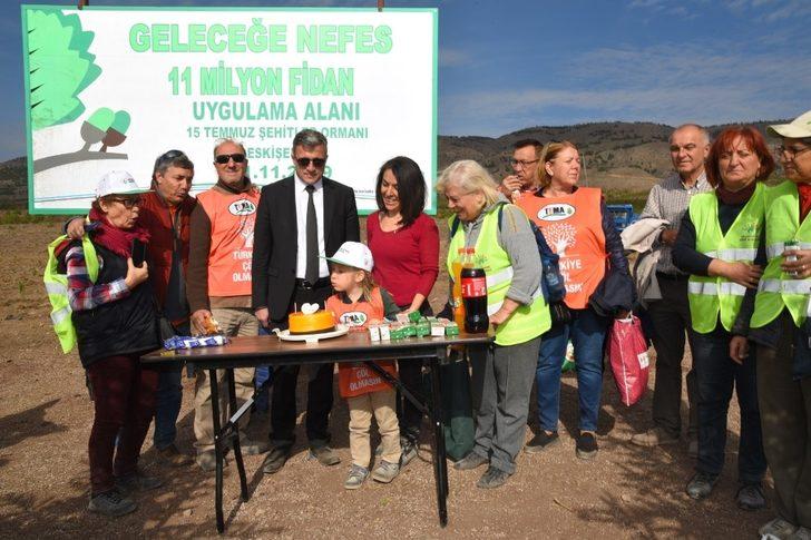 Diktiği fidanlarla birlikte büyüyecek G1