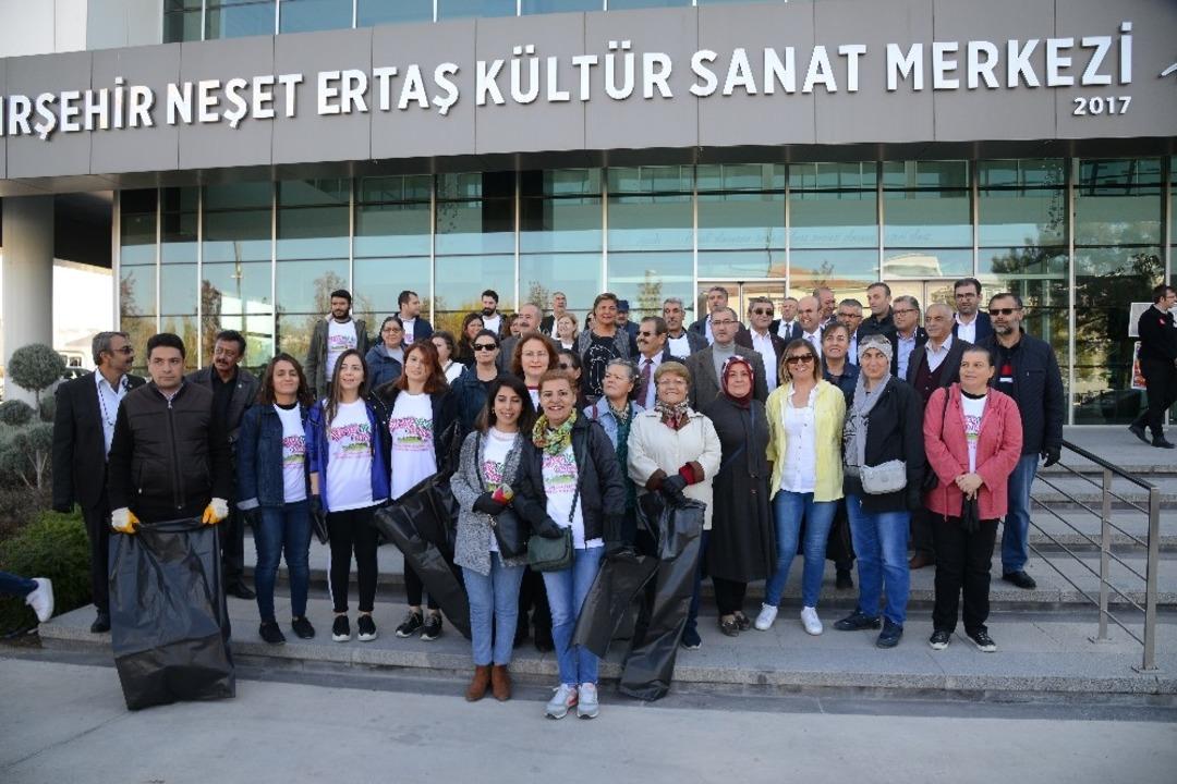 Belediye başkanı sigara izmariti ve &ccedil;&ouml;p topladı