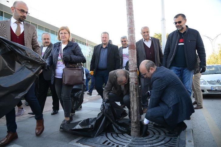 Belediye başkanı sigara izmariti ve çöp topladı G2