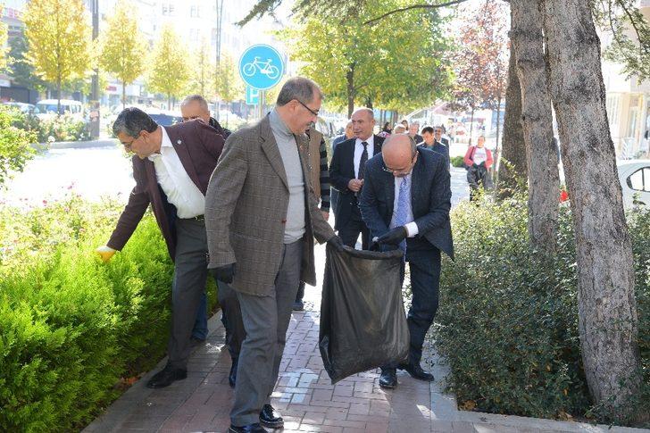 Belediye başkanı sigara izmariti ve çöp topladı G4