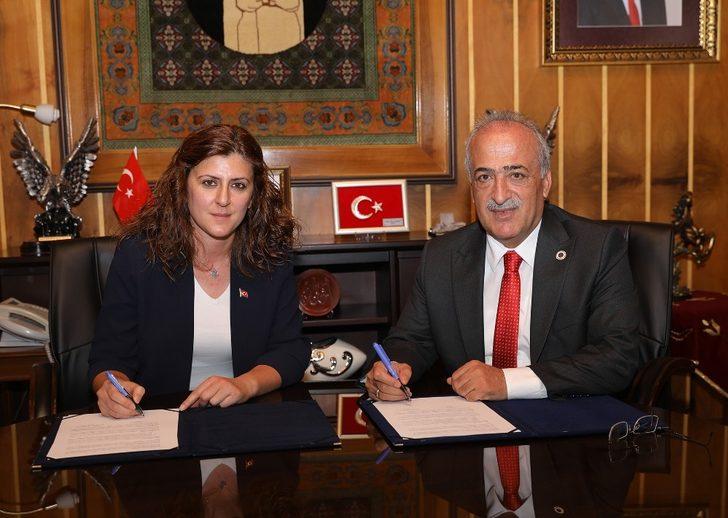 Atatürk Üniversitesi iki protokole birden imza attı G3