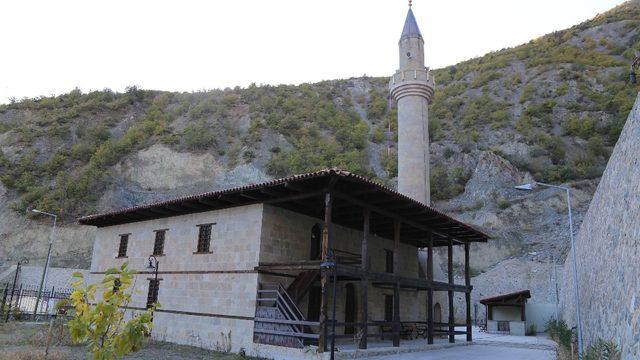 Sular altında kalmasına izin verilmeyen tarihi cami ve türbeler ziyaretçilerini bekliyor