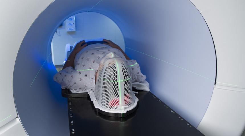 Uyanık beyin t&uuml;m&ouml;r&uuml; ameliyatı fel&ccedil; riskini ortadan kaldırıyor