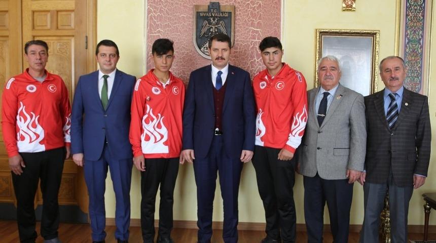 Vali sporcuları altınla &ouml;d&uuml;llendirdi