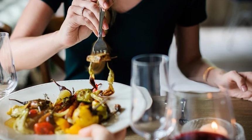 Geç saatte yemek kadınlarda kalp rahatsızlığı riskini artırıyor