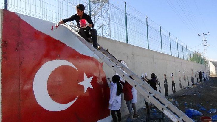 Öğrenciler 57 metre uzunluğundaki duvara polis resimleri işledi G3