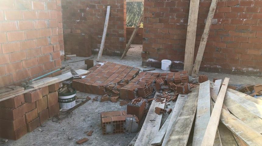 Duvarın altında kalan küçük çocuk hayatını kaybetti