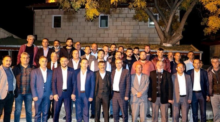 AK Parti milletvekili A&ccedil;ıkg&ouml;z ve Belediye Başkanı S&uuml;sl&uuml;, Cevizli esnafı ile buluştu