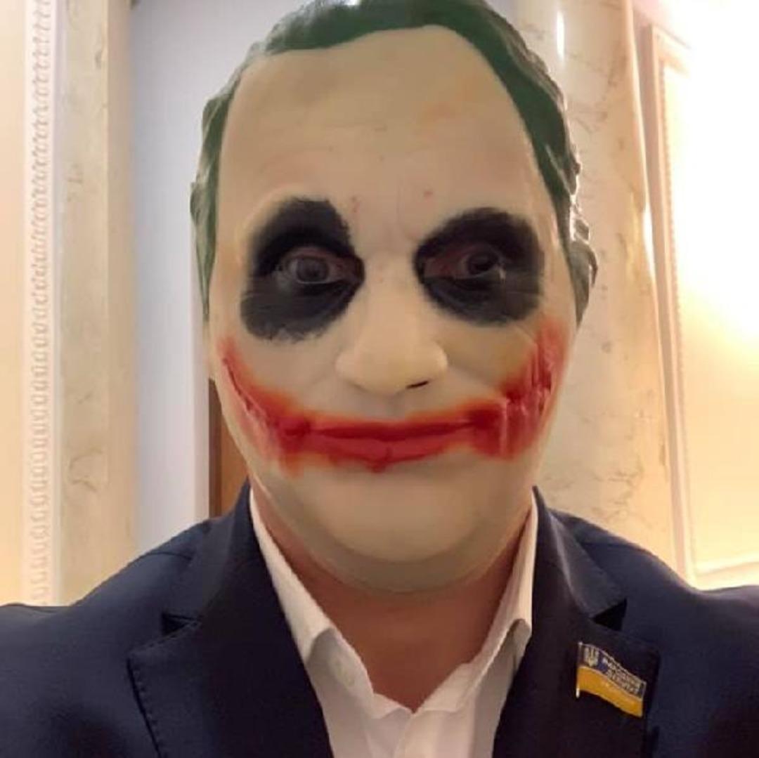Milletvekili parlamentoya Joker maskesiyle geldi!