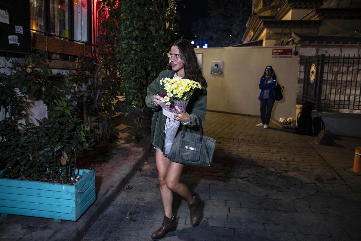 &Ouml;len eski İngiliz istihbarat subayının ofisinin &ouml;n&uuml;ne 'ailesi adına' &ccedil;i&ccedil;ek bırakıldı