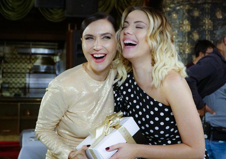 Şevval Sam'dan dergiye özel mayolu poz G4