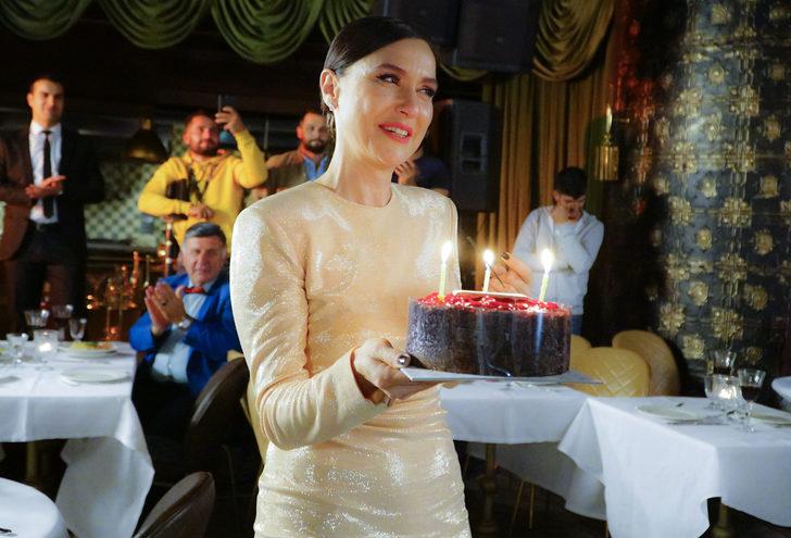 Şevval Sam'dan dergiye özel mayolu poz G3