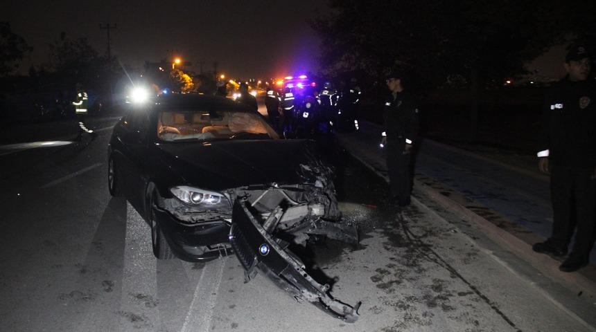 Polis aracına otomobil çarptı: 2’si polis, 3 yaralı