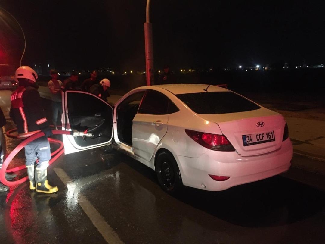 Seyir halindeki ara&ccedil; alev aldı