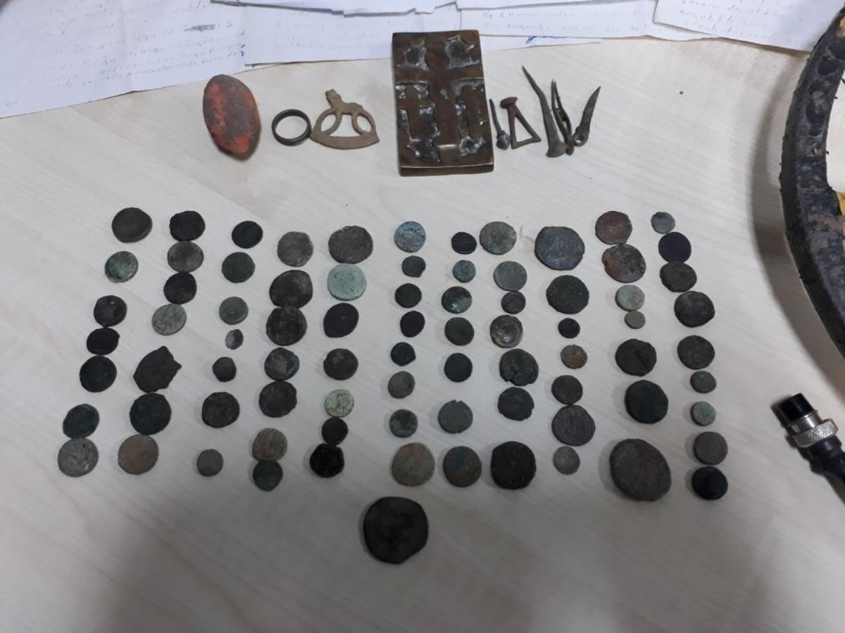 &Ccedil;anakkale&rsquo;de tarihi eser operasyonu! &Ccedil;ok sayıda sikke ele ge&ccedil;irildi!